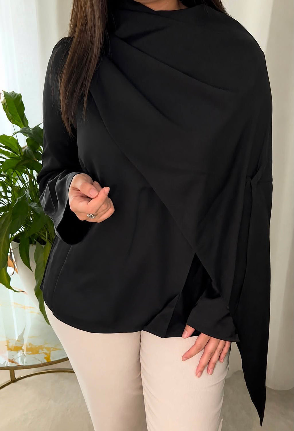 Blouse avec Cape Satinée — Noire