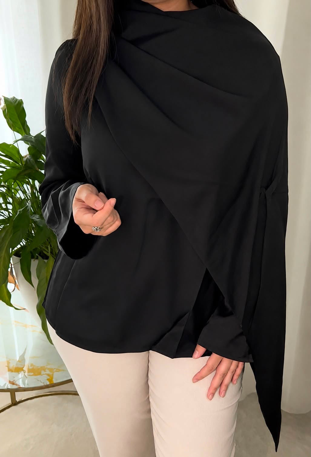 Blouse avec Cape Satinée — Noire